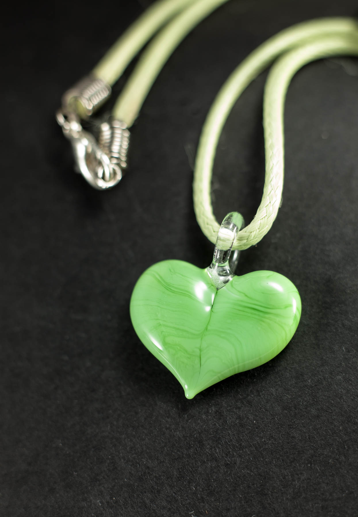 Ogrlica Srce svijetlozelena pastel